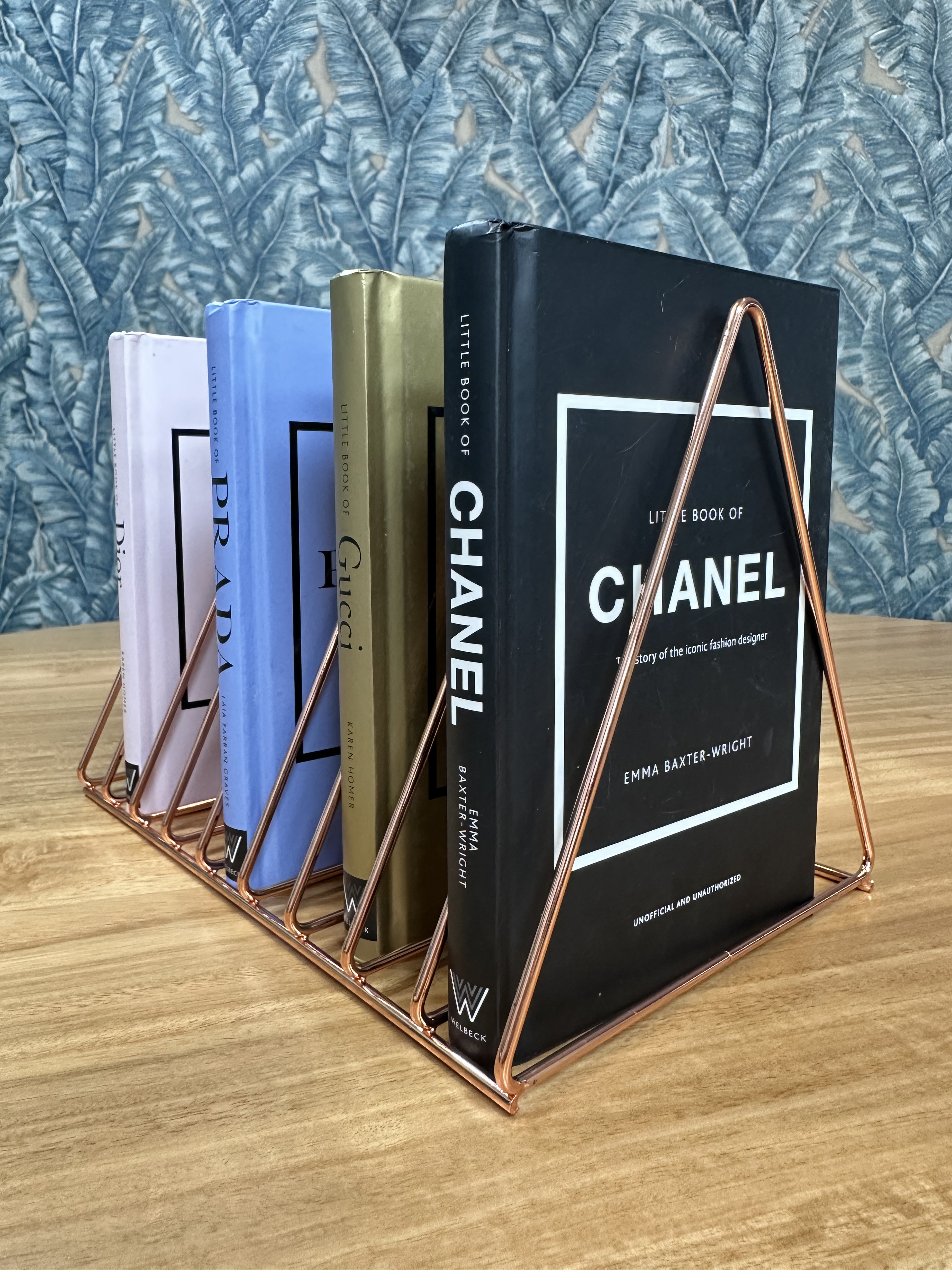 Estantes triangulares para libros y revistas